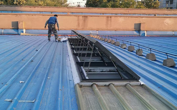 某区域性物流仓储中心略阳排烟窗系统安装项目